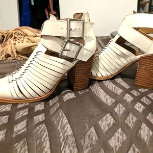 Genuine leather white Gianni bini size 6.5M bootie.